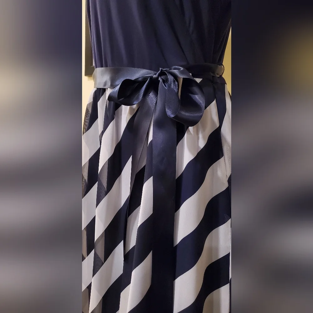 Navy and white gown - Picture 5 of 13